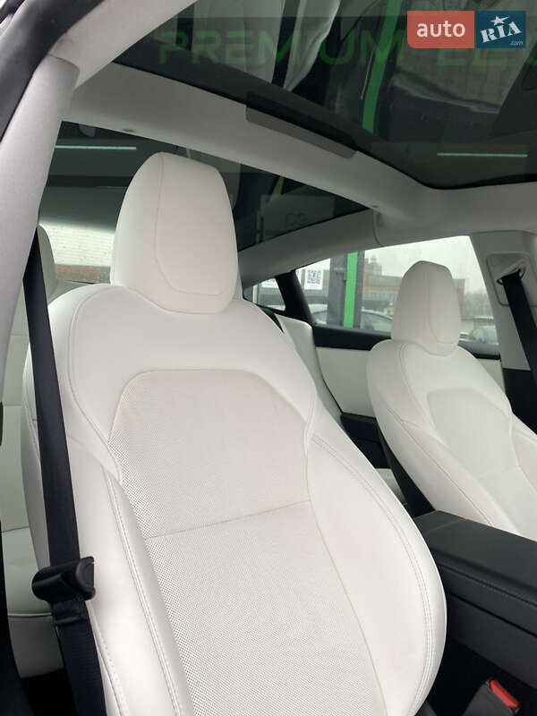 Седан Tesla Model 3 2024 в Києві