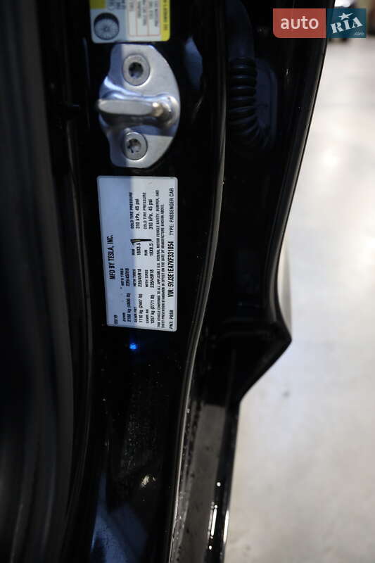 Седан Tesla Model 3 2019 в Луцке