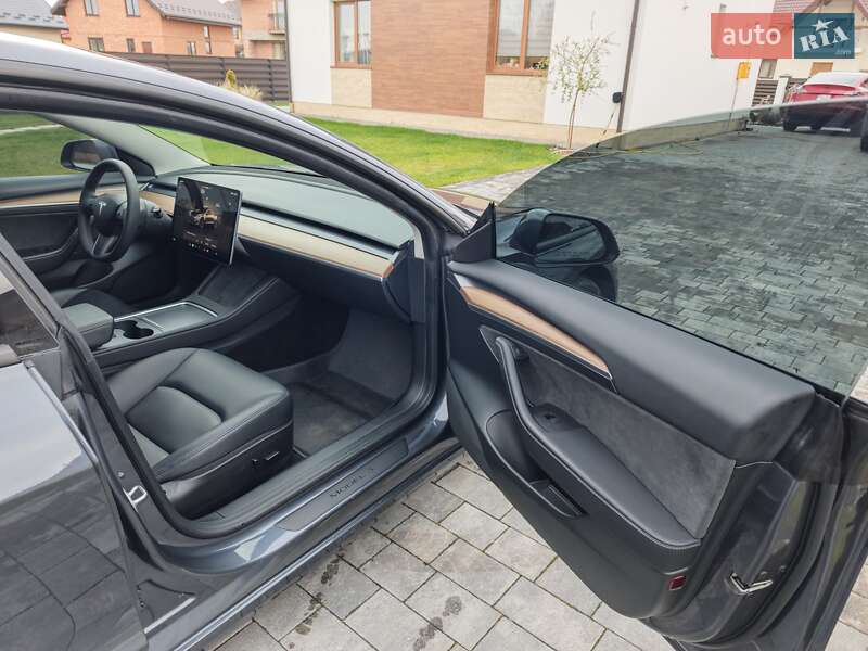 Седан Tesla Model 3 2023 в Львове