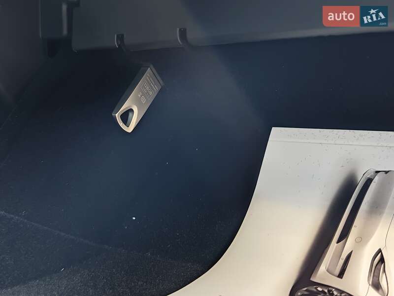 Седан Tesla Model 3 2023 в Львове