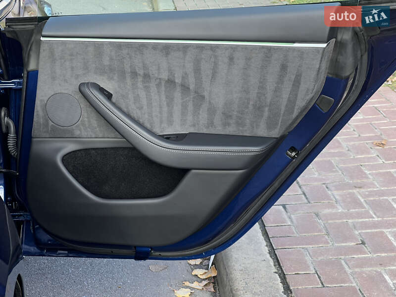 Седан Tesla Model 3 2024 в Киеве