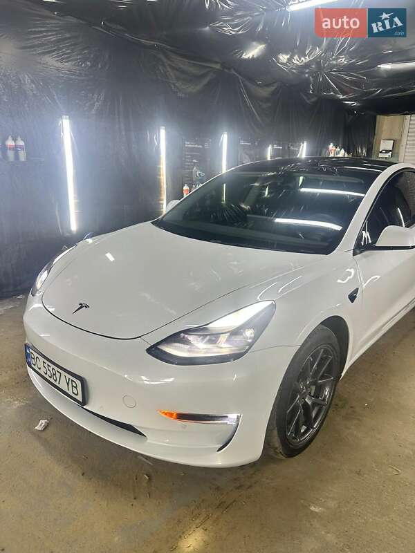 Седан Tesla Model 3 2022 в Львове