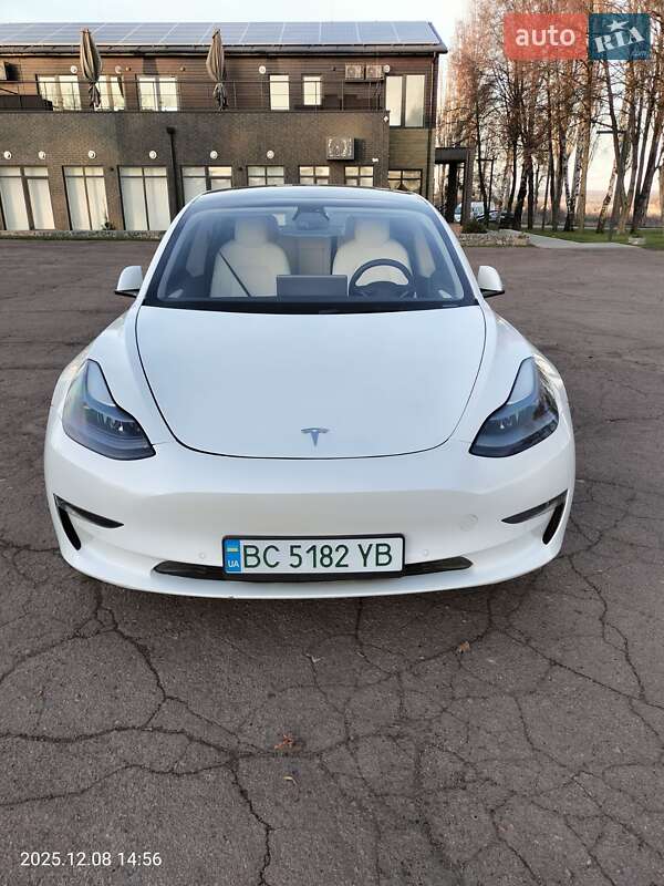 Седан Tesla Model 3 2021 в Киеве
