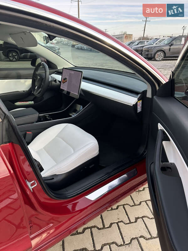 Седан Tesla Model 3 2019 в Львове