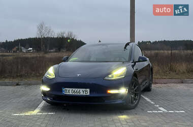 Седан Tesla Model 3 2022 в Славуті