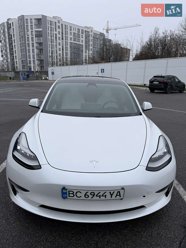 Седан Tesla Model 3 2020 в Львові