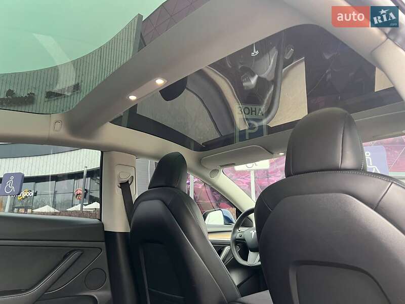 Седан Tesla Model 3 2022 в Киеве
