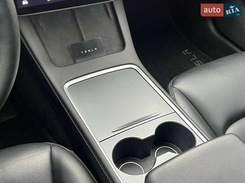 Седан Tesla Model 3 2022 в Киеве