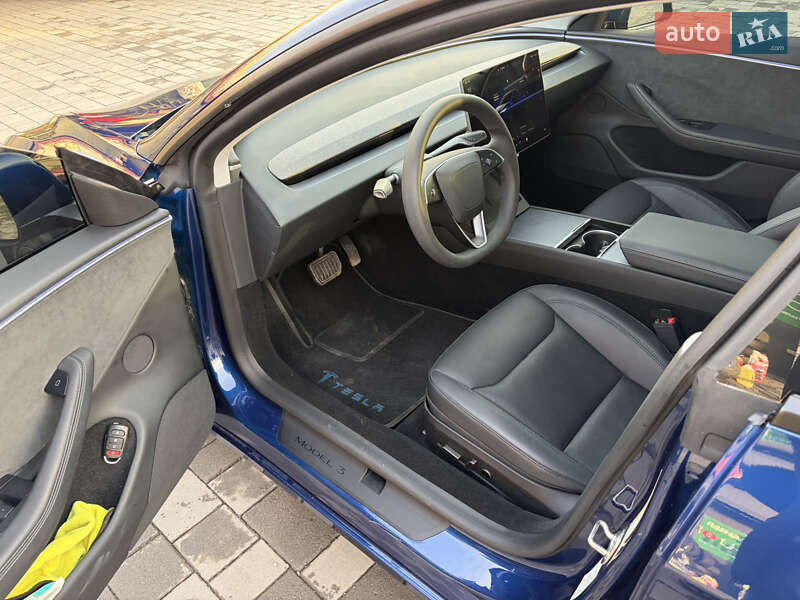 Седан Tesla Model 3 2024 в Ужгороді