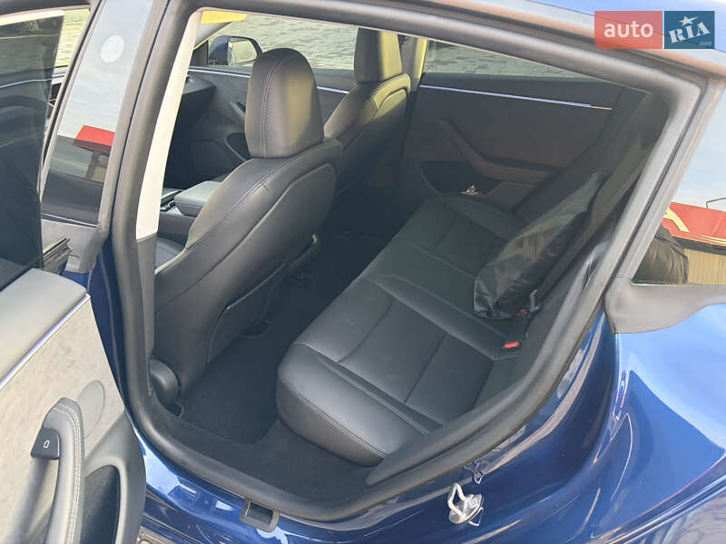 Седан Tesla Model 3 2024 в Ужгороді