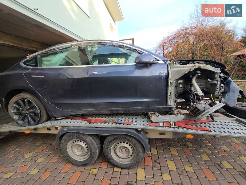 Седан Tesla Model 3 2019 в Львове