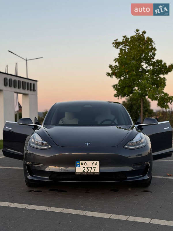 Седан Tesla Model 3 2020 в Мукачево