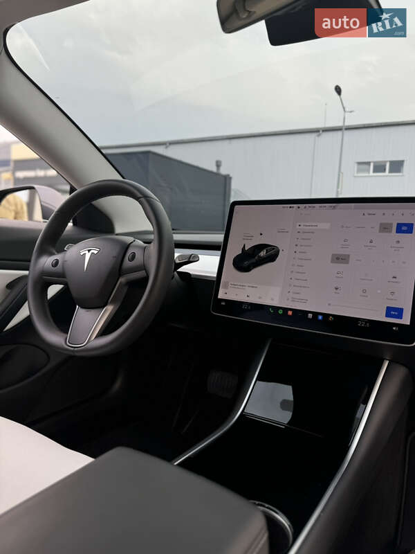 Седан Tesla Model 3 2020 в Мукачево