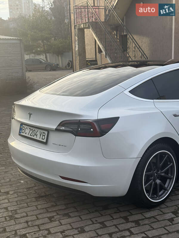 Седан Tesla Model 3 2020 в Львове