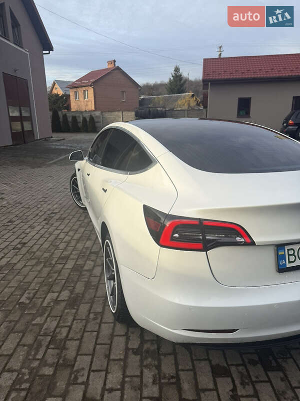 Седан Tesla Model 3 2020 в Львове