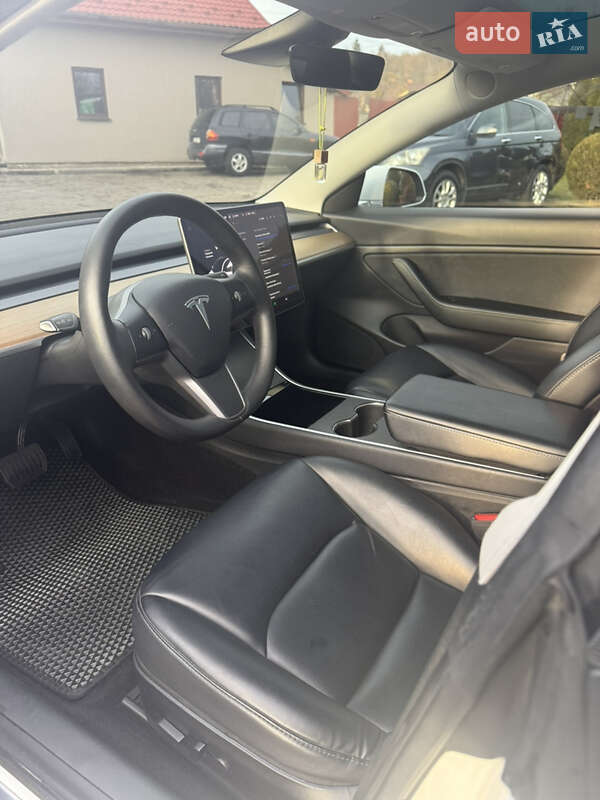 Седан Tesla Model 3 2020 в Львове