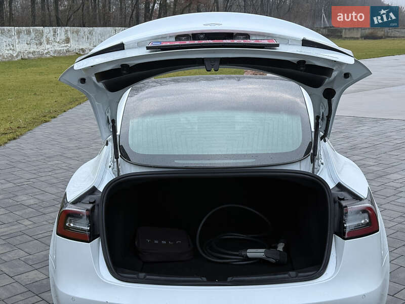 Седан Tesla Model 3 2020 в Луцке