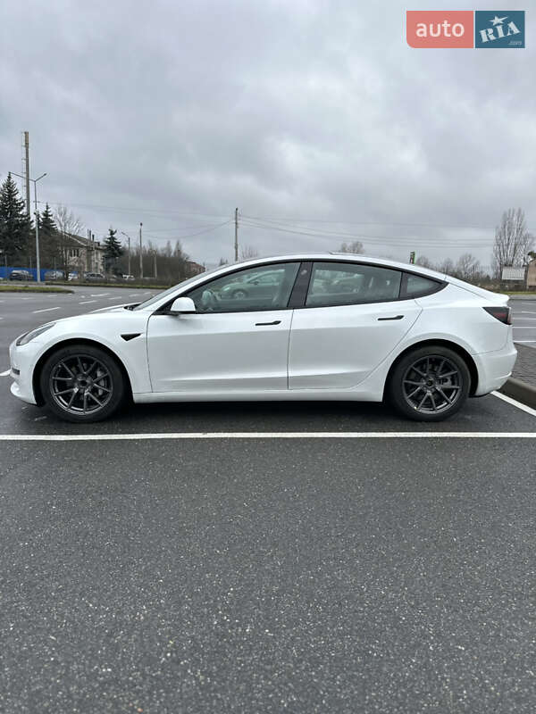 Седан Tesla Model 3 2022 в Киеве
