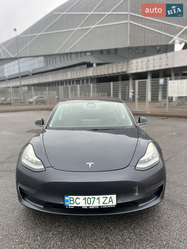 Седан Tesla Model 3 2017 в Львове