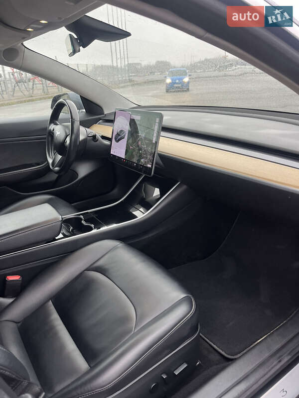 Седан Tesla Model 3 2017 в Львове