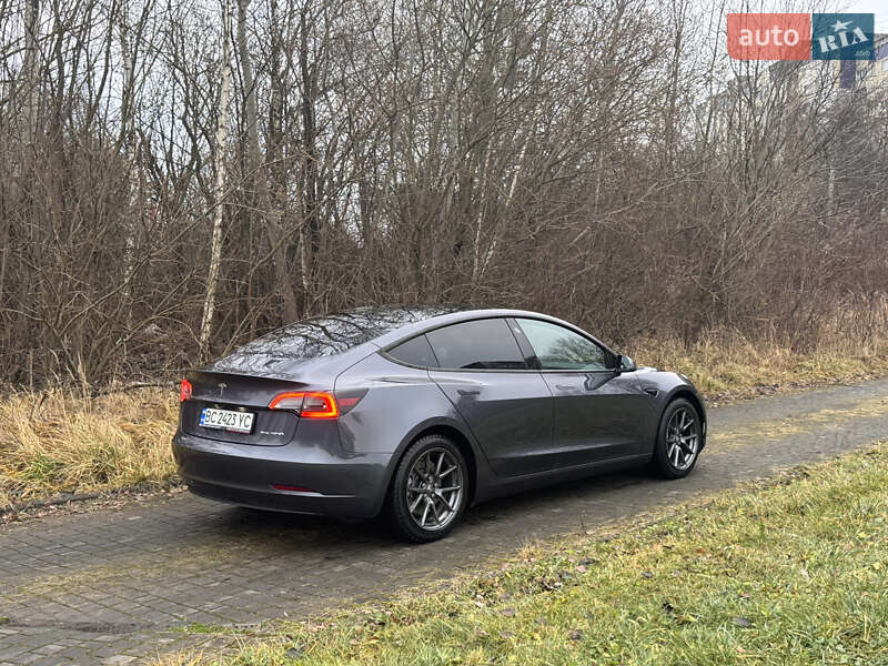 Седан Tesla Model 3 2023 в Львове
