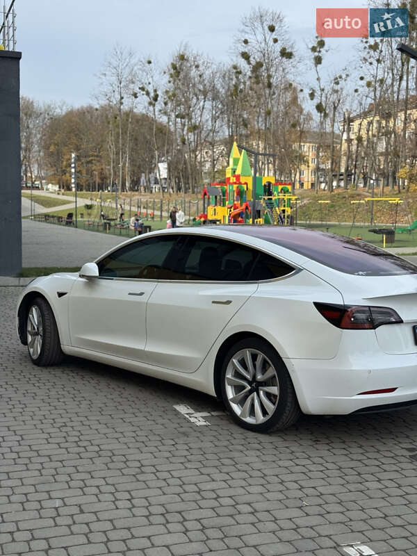 Седан Tesla Model 3 2018 в Шептицькому