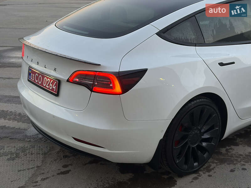 Седан Tesla Model 3 2021 в Львове
