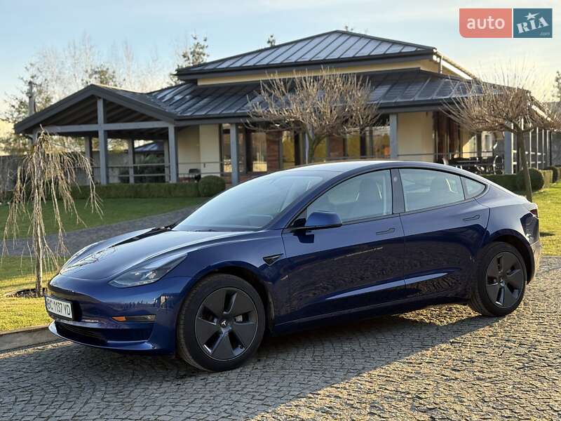 Седан Tesla Model 3 2023 в Львове
