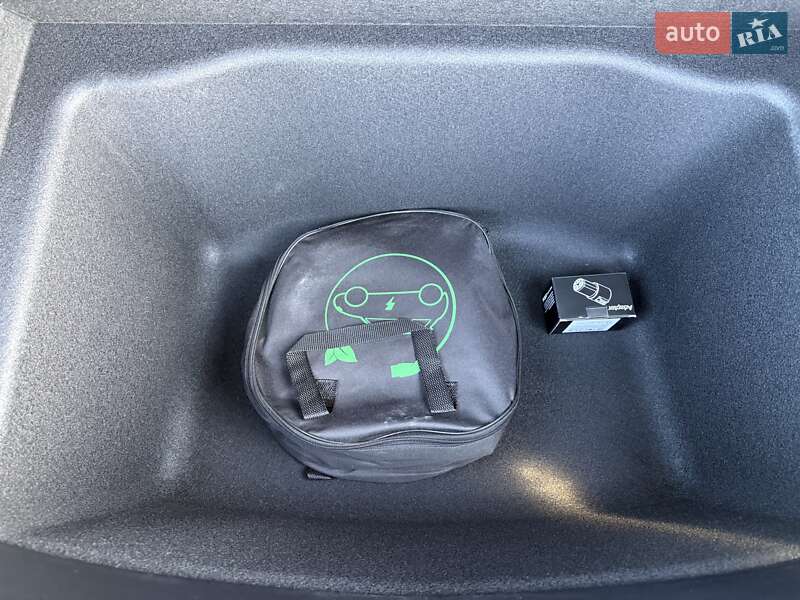 Седан Tesla Model 3 2023 в Львове