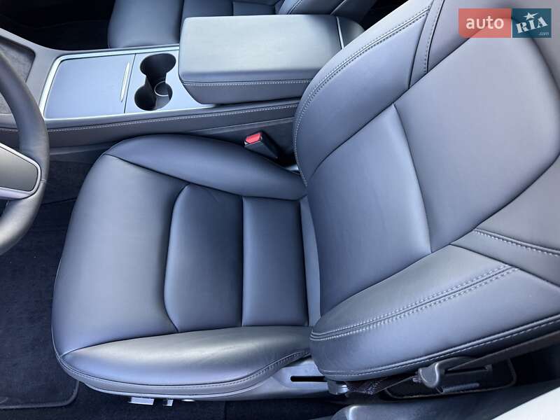 Седан Tesla Model 3 2023 в Львове