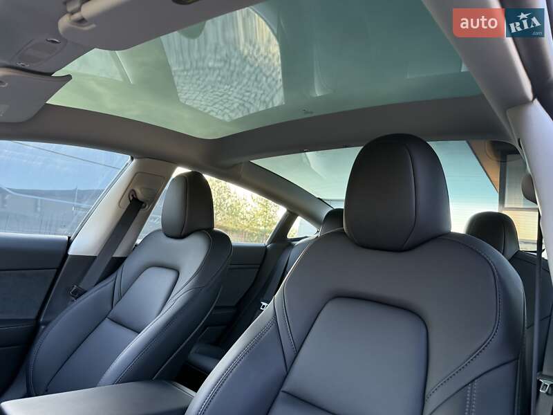 Седан Tesla Model 3 2023 в Львове