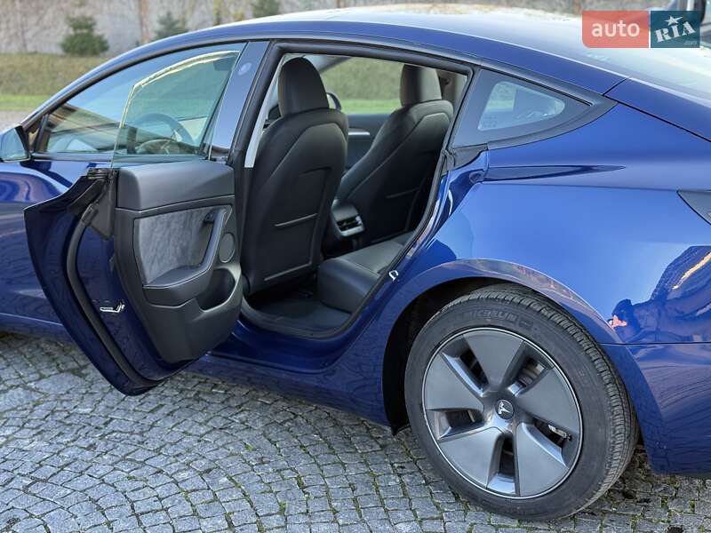Седан Tesla Model 3 2023 в Львове