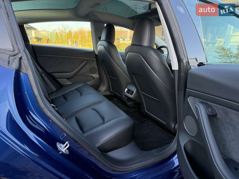 Седан Tesla Model 3 2023 в Львове