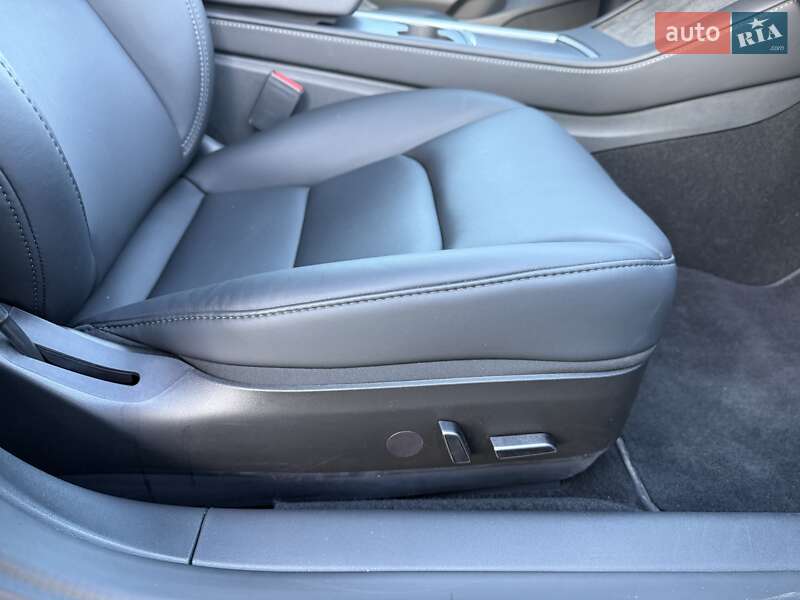 Седан Tesla Model 3 2023 в Львове