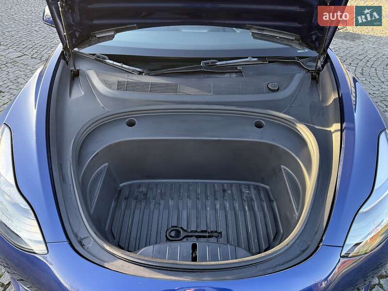 Седан Tesla Model 3 2023 в Львове