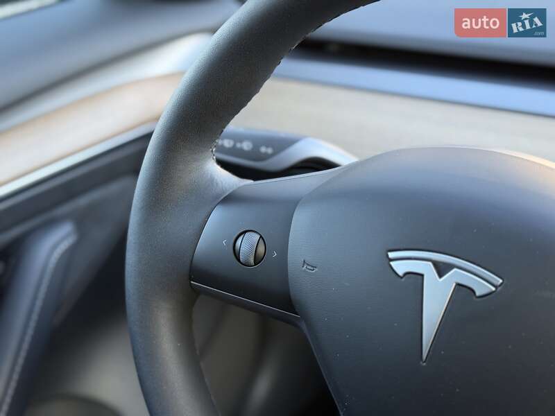 Седан Tesla Model 3 2023 в Львове