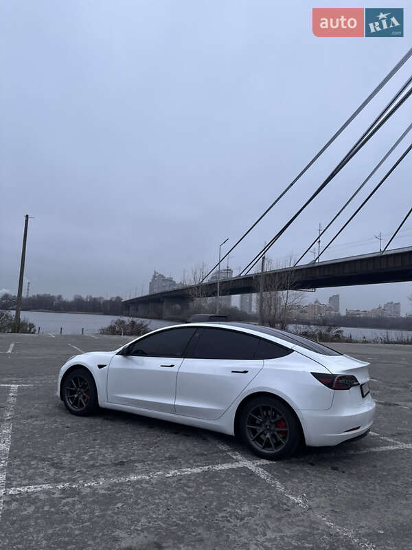 Седан Tesla Model 3 2021 в Киеве