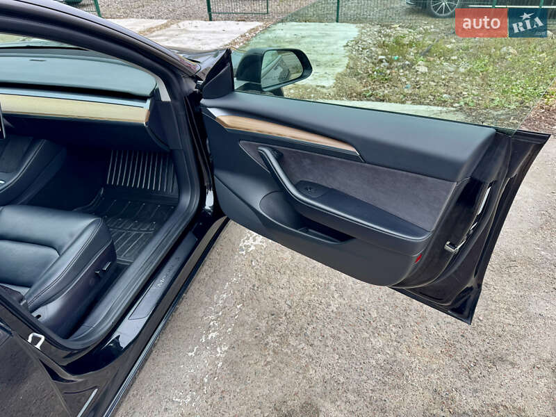 Седан Tesla Model 3 2022 в Киеве