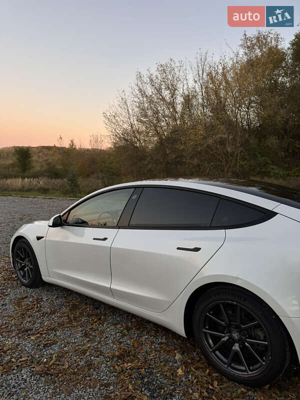 Седан Tesla Model 3 2020 в Львове