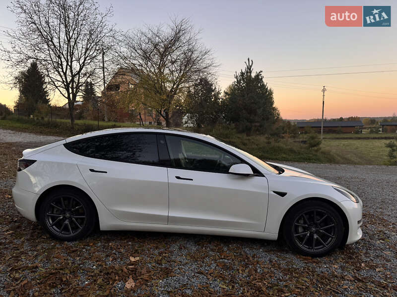 Седан Tesla Model 3 2020 в Львове