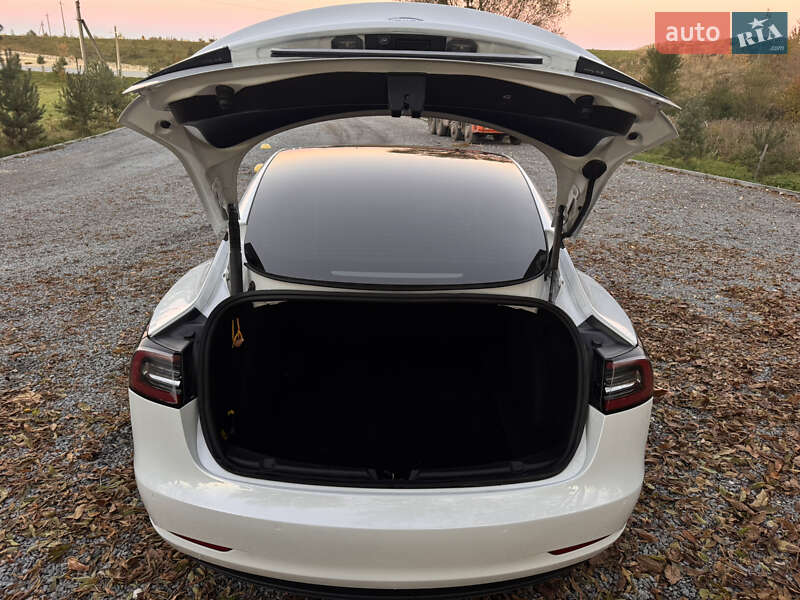 Седан Tesla Model 3 2020 в Львове