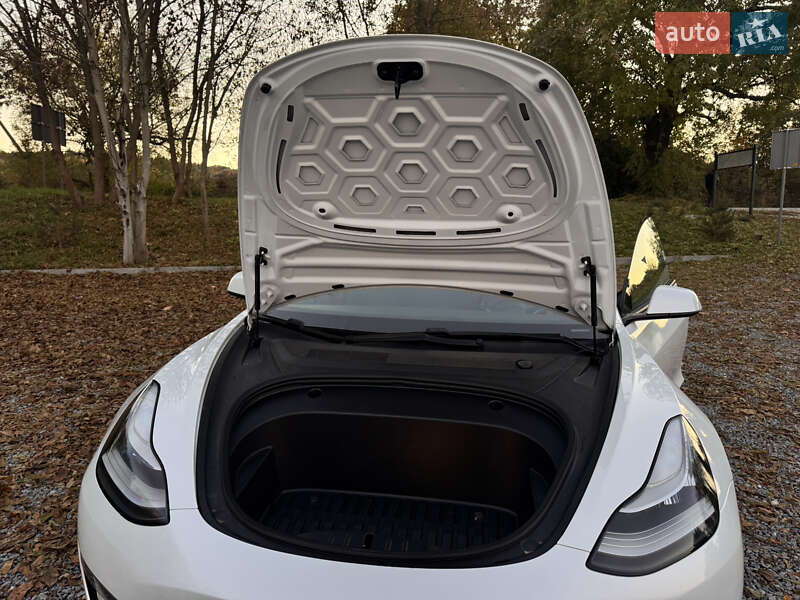 Седан Tesla Model 3 2020 в Львове