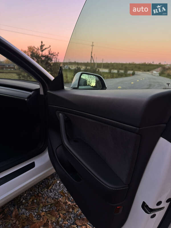 Седан Tesla Model 3 2020 в Львове