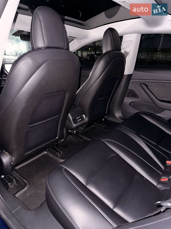 Седан Tesla Model 3 2018 в Ровно