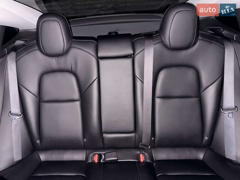 Седан Tesla Model 3 2018 в Ровно