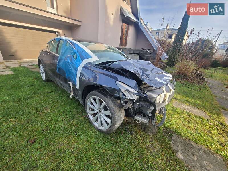 Седан Tesla Model 3 2019 в Львове