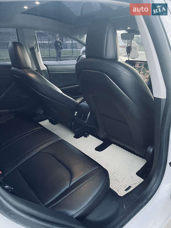 Седан Tesla Model 3 2018 в Виннице