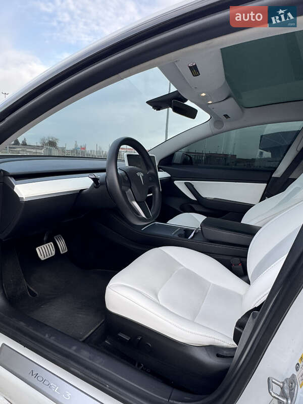 Седан Tesla Model 3 2020 в Львове