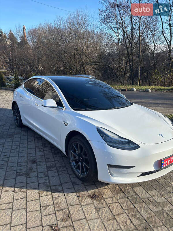 Седан Tesla Model 3 2020 в Львове