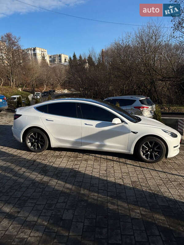 Седан Tesla Model 3 2020 в Львове